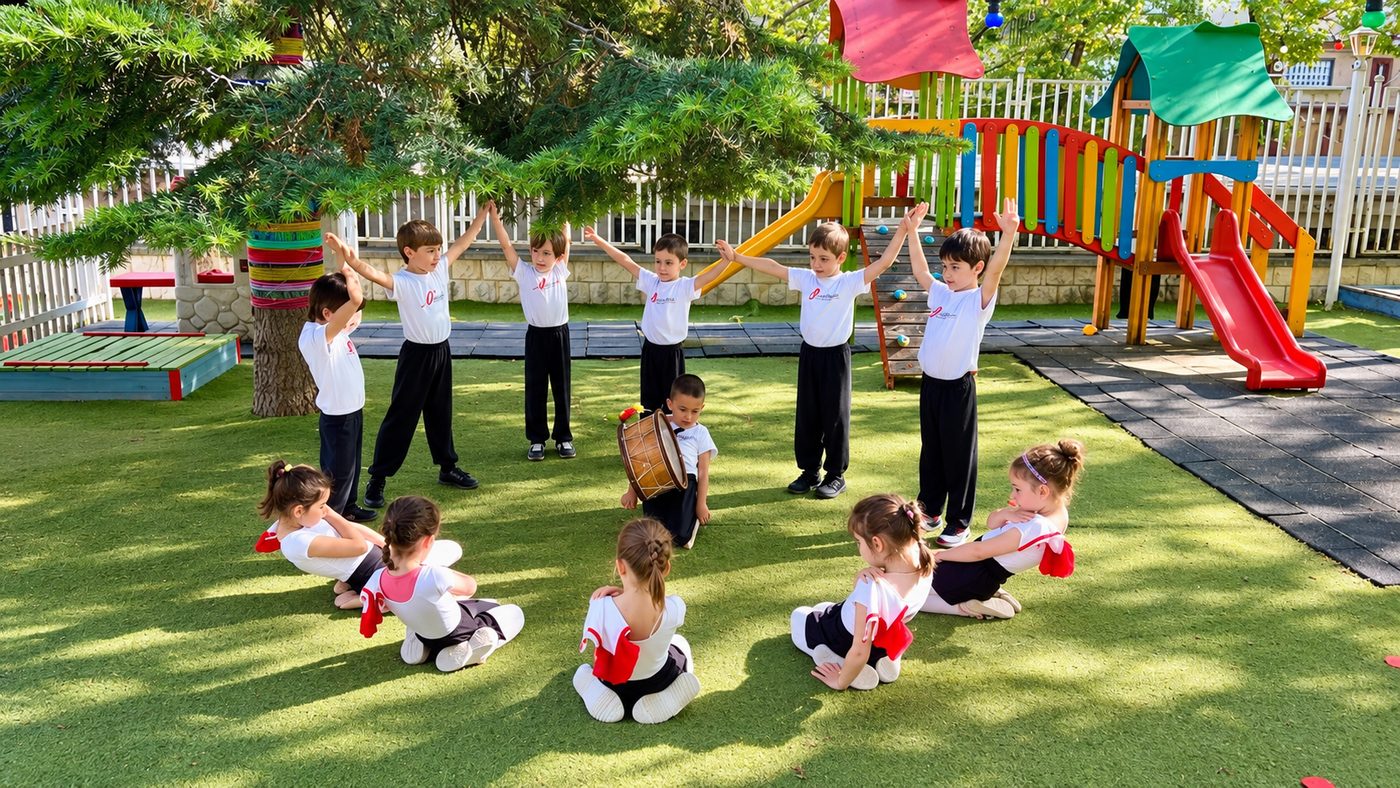 Деца танцуват в двора под ритъма на тъпан